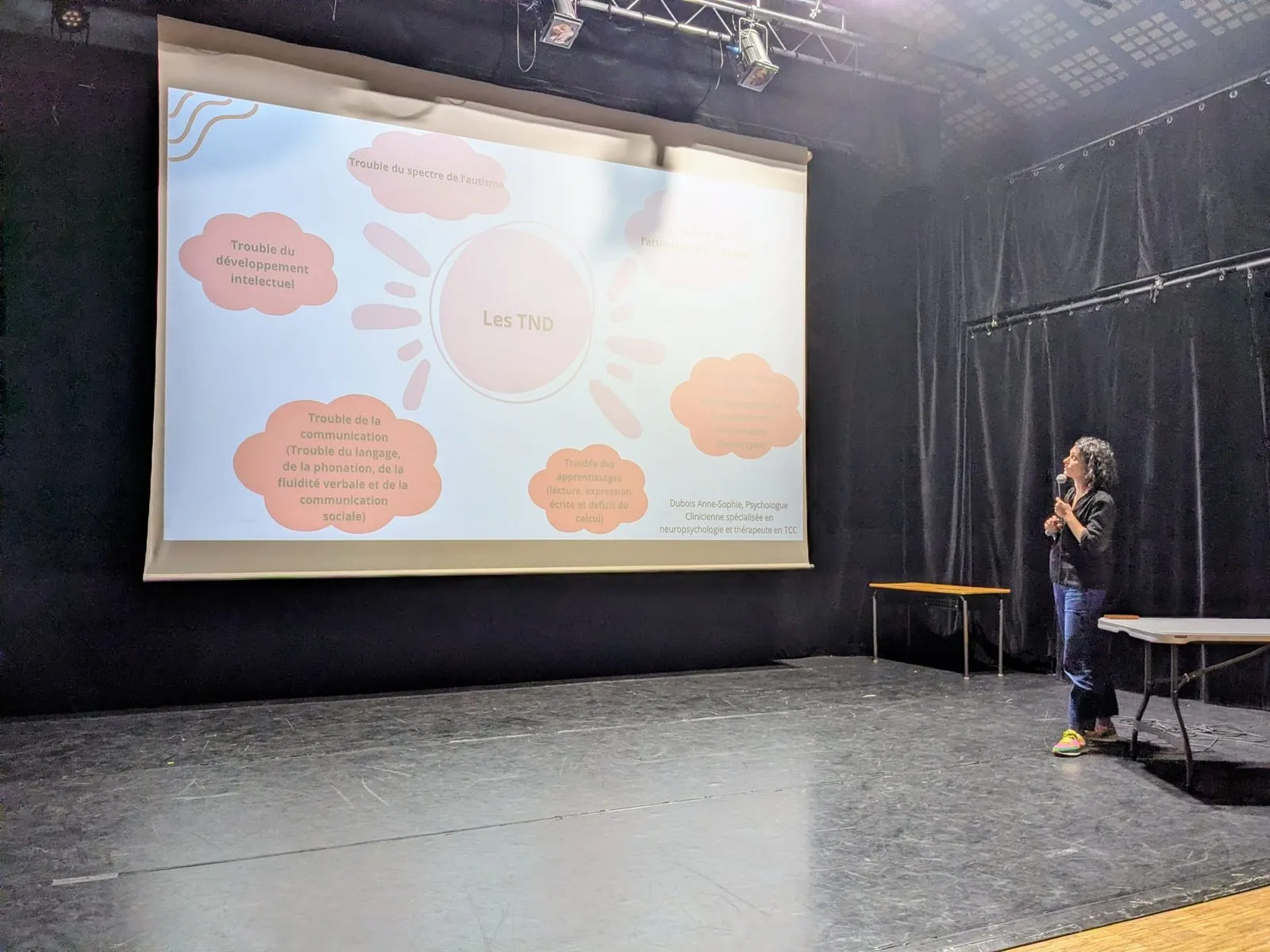 Anne-Sophie Dubois pendant la conférence, devant l’écran de projection