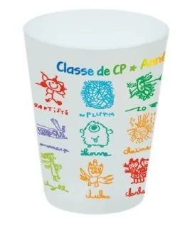 Un gobelet de classe de CP décoré de dessins d’enfants multicolores
