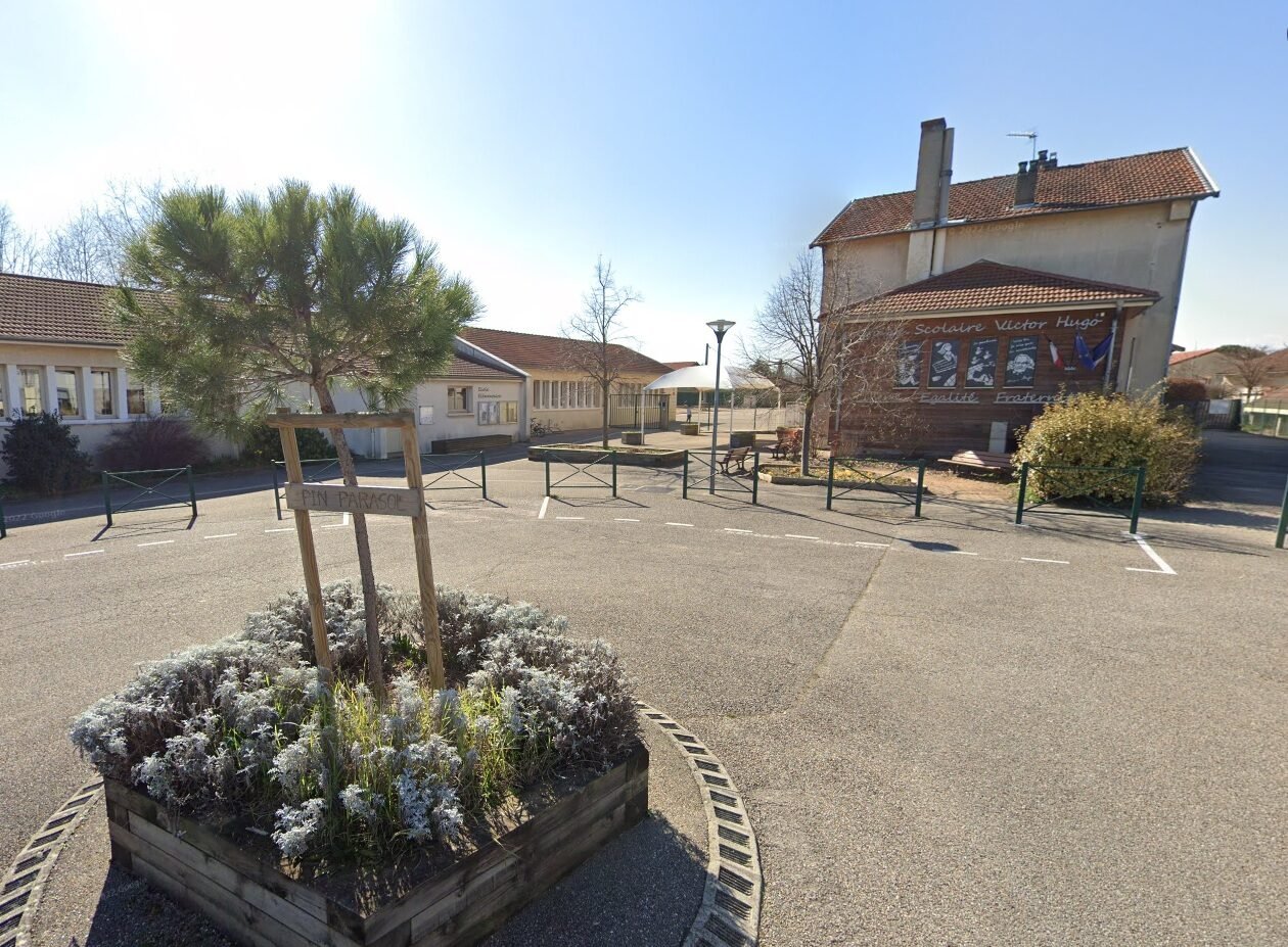 Vue de l'école depuis le parking